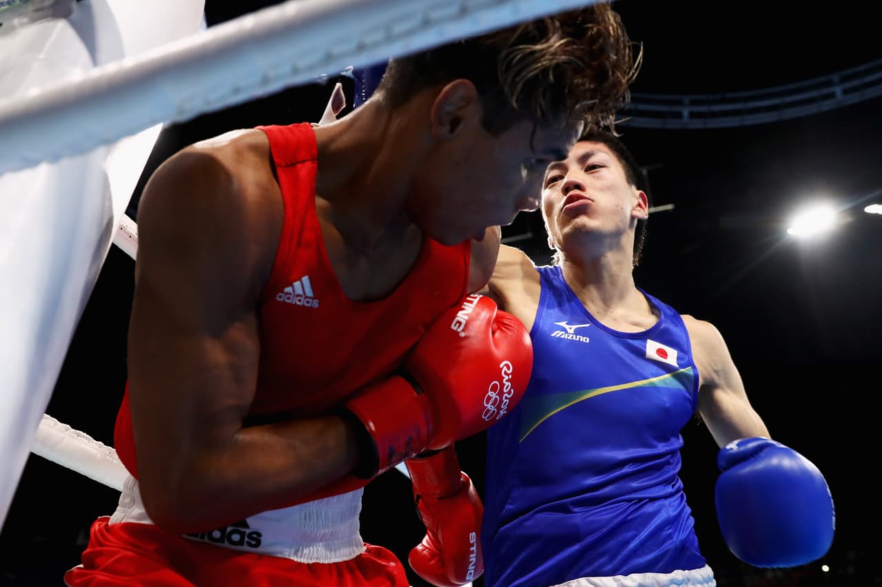 Daisuke Narimatsu (Japón) golpea a Luis Cabrera (Venezuela) en el combate de Boxeo en la categoría 60 kilogramos.