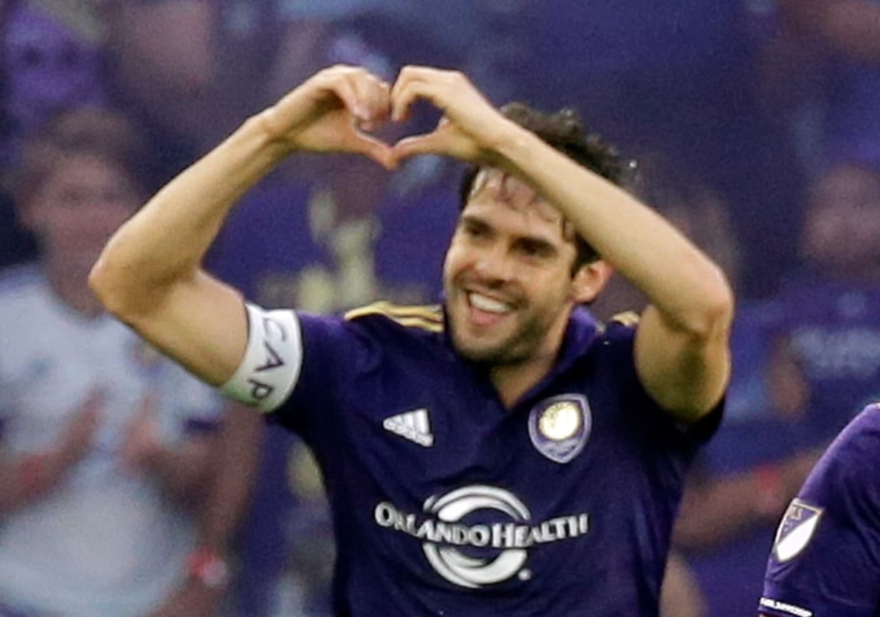 El brasileño Ricardo Izecson dos Santos Leite, conocido como Kaká, anunció que decidió abandonar el fútbol a pesar de que tenía varias ofertas para continuar en activo a sus 35 años.