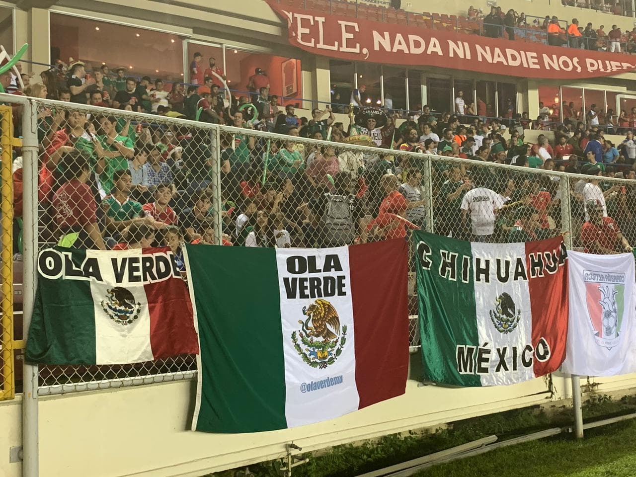 Con la noche encima y la gente llegando al estadio, la ciudad de Panamá esta lista para el Panamá vs México.
