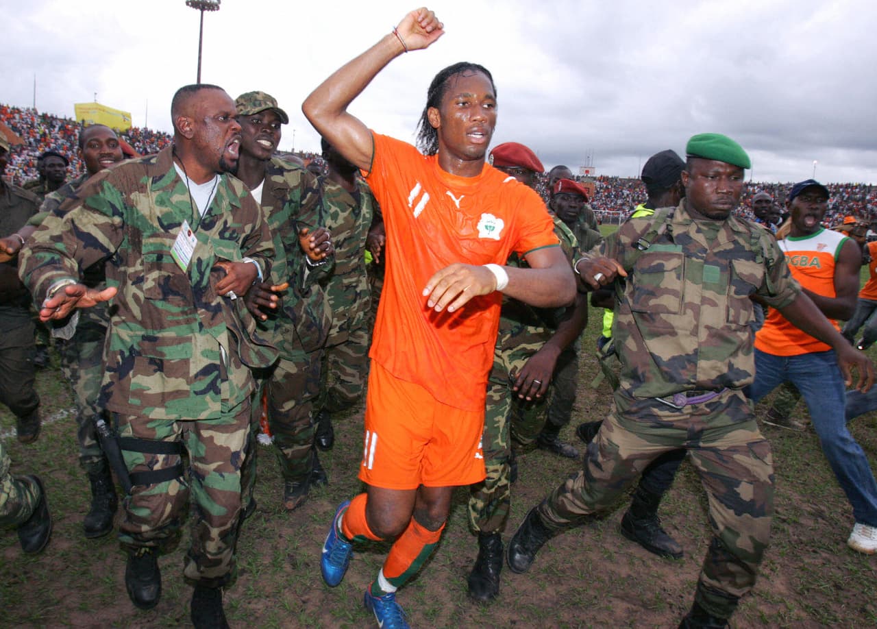 Drogba intercedió en 2008 para que la selección de Costa de Marfil jugara sus partidos en la ciudad de Bouake, controlada por fuerzas rebeldes, opositoras a Gbagbo.