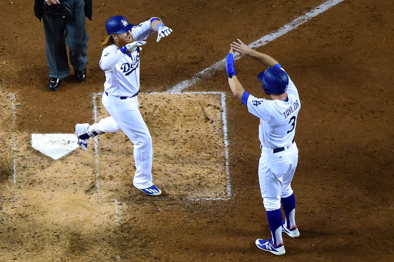 Como si supieran que así sería, los compañeros de Turner lo felicitaron por el golpe tan oportuno.