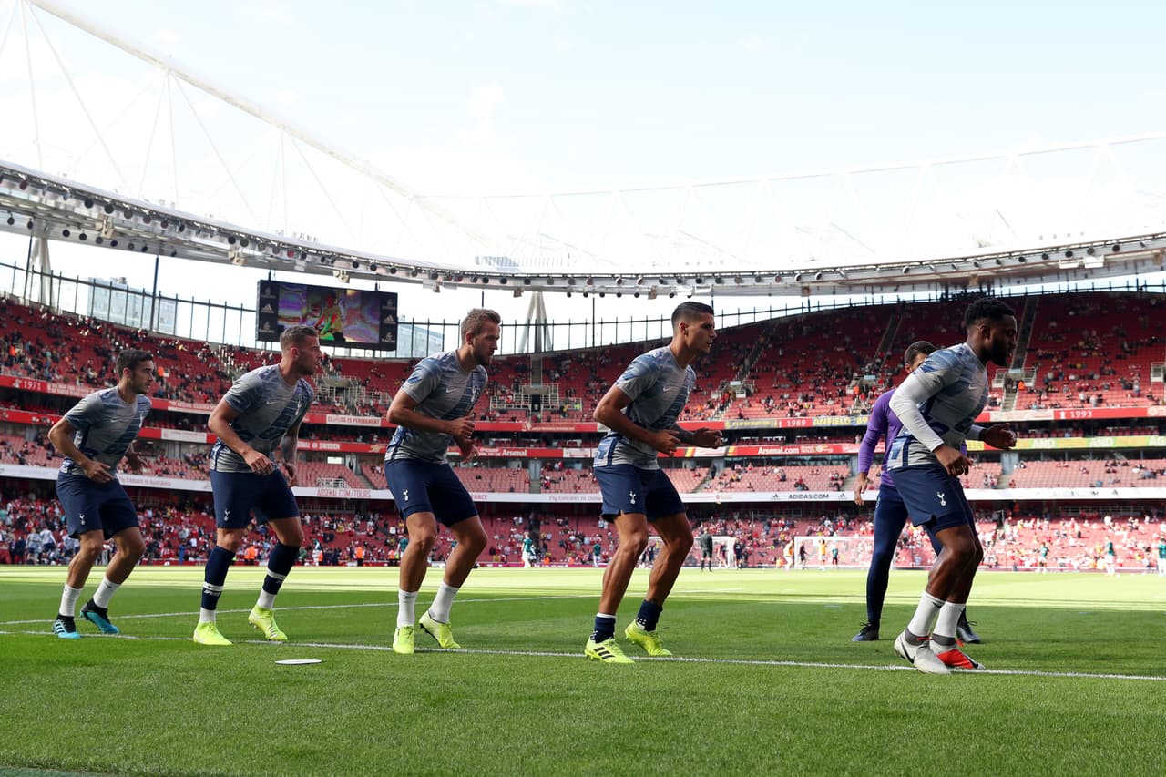 Tottenham Hotspur calentando.