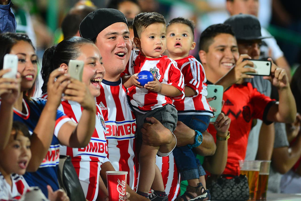 Así se vivió el colorido de la afición en la Jornada 17 del Clausura 2016, con los seguidores a lo largo de los estadios de la Liga MX