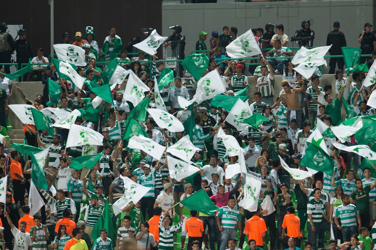 Así se vivió el colorido de la afición en la Jornada 17 del Clausura 2016, con los seguidores a lo largo de los estadios de la Liga MX
