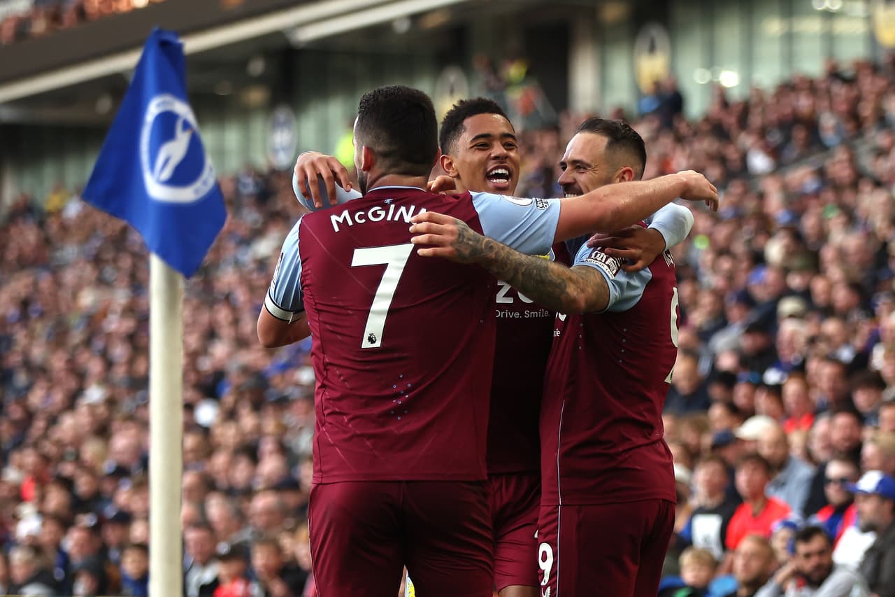 El argentino Alejandro Garnacho marcó el gol del triunfo para Manchester United en su visita al Fulham; Unai Emery suma victorias al frente del Aston Villa ante el Brighton.