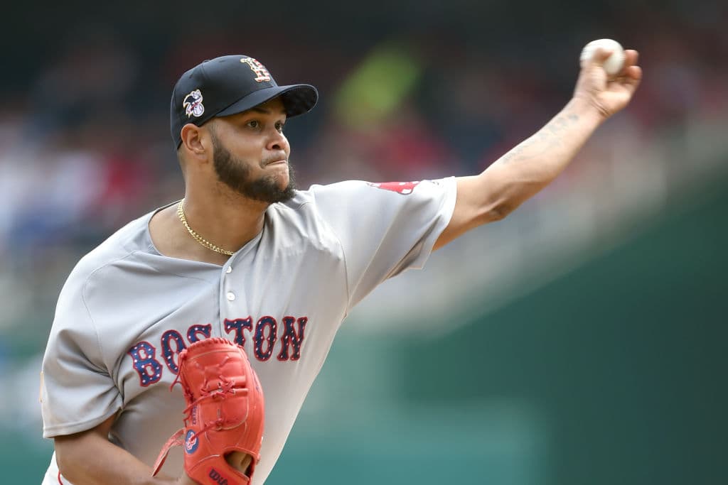 En Nationals Park, el lanzador venezolano Eduardo Rodríguez de los Boston Red Sox, luce su uniforme conmemorativo del 4 de julio. Obsérvense las estrellas en la palabra 'Boston'.