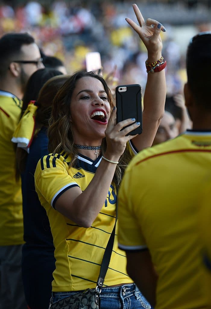 A Colombian supporter takes a picture before the start of the Copa America Centenario quarterfinal football match bewteen Peru and Colombia in East Rutherford, New Jersey, United States, on June 17, 2016. / AFP / Don EMMERT (Photo credit should read DON EMMERT/AFP/Getty Images)