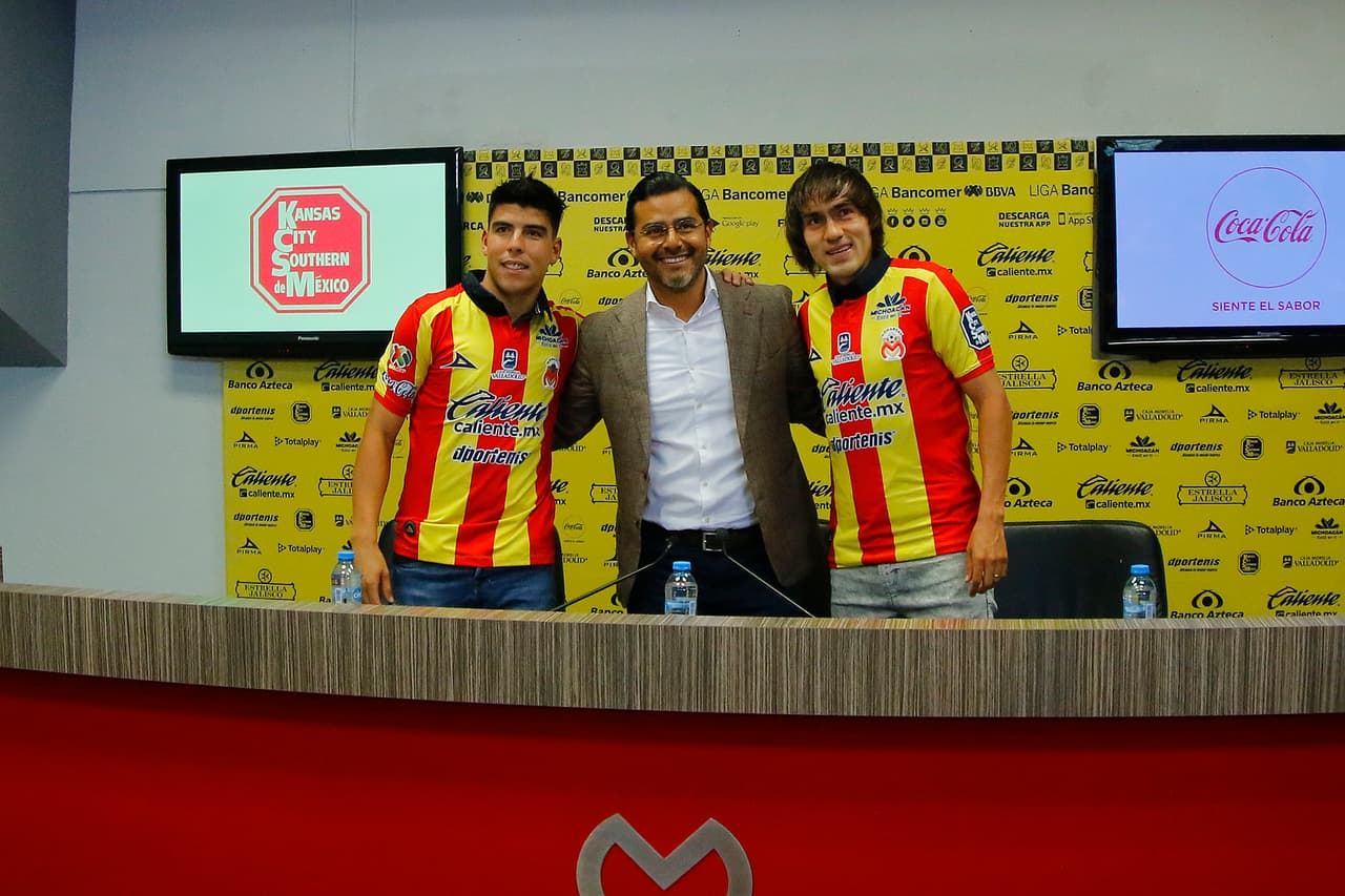 Luis Ángel Mendoza (izq.) y Jose Martínez (der.) se vistieron con los colores de Monarcas Morelia al ser presentados como nuevos refuerzos del equipo con miras al Apertura 2019 de la Liga MX.