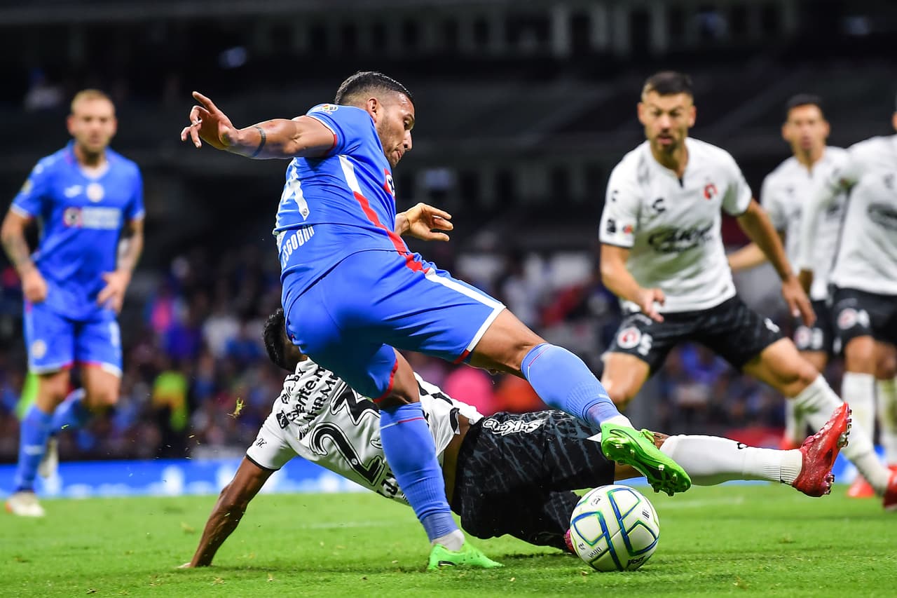 Los Xolos sorprendieron a Cruz Azul en el Azteca y ya son cuartos en la clasificación.