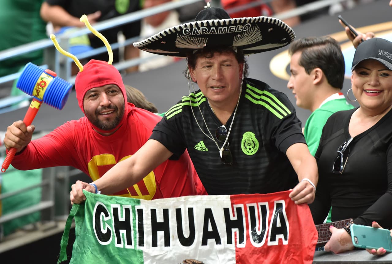 Seguidores de la selección de México esperan que comience el partido en Arizona.