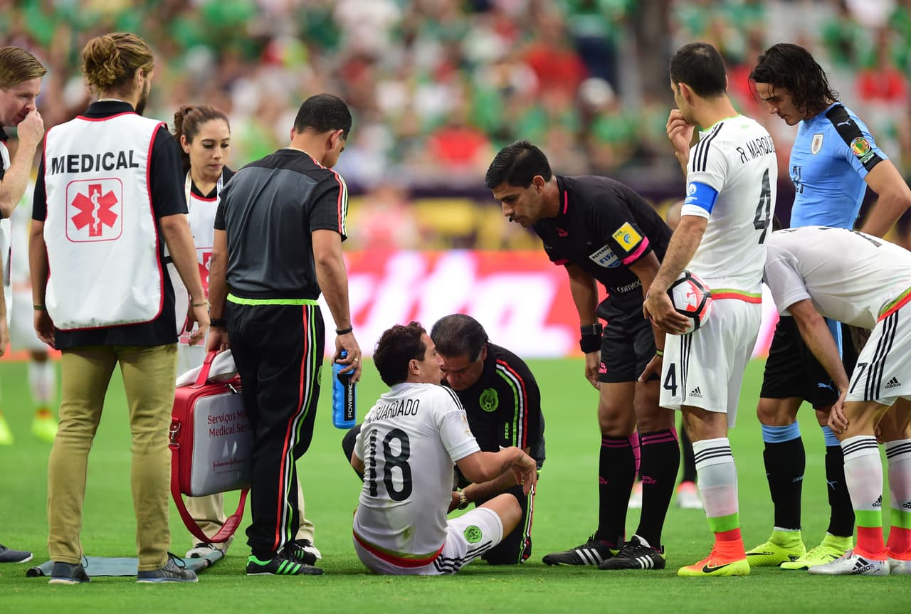 Andres Guardado de México es atendido luego de la falta del uruguayo Egidio Arevalo Rios.