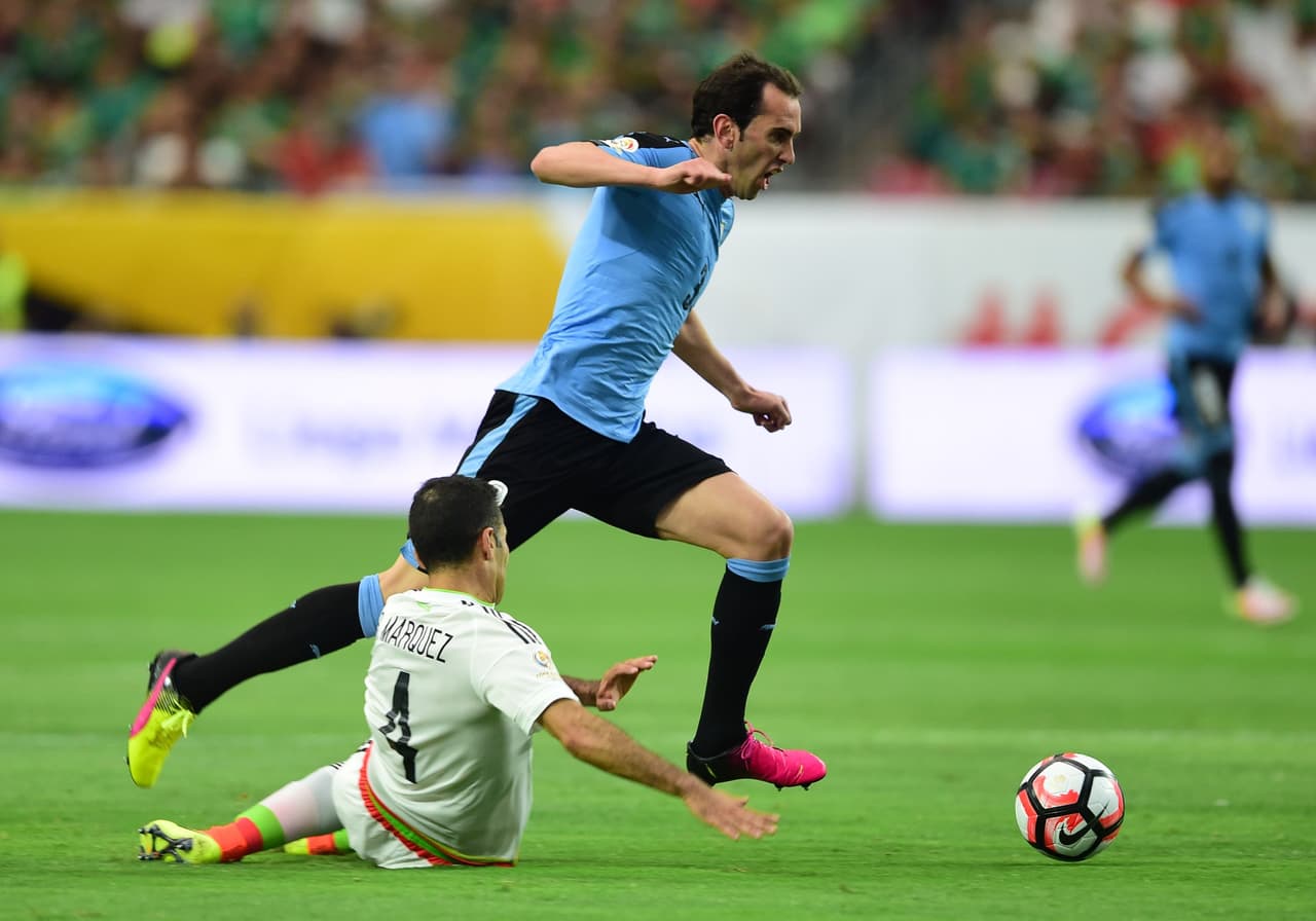 Diego Godín de Uruguay pasa al mexicano Rafael Marquez