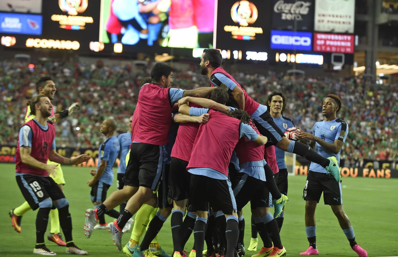 El equipo uruguayo celebra el gol de Diego Godín.