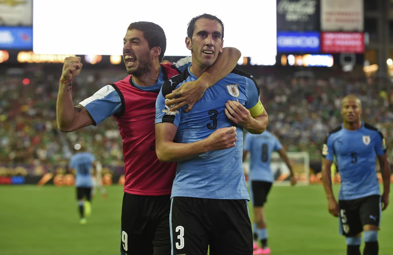 Diego Godín y Luis Suarez celebrando el empate.