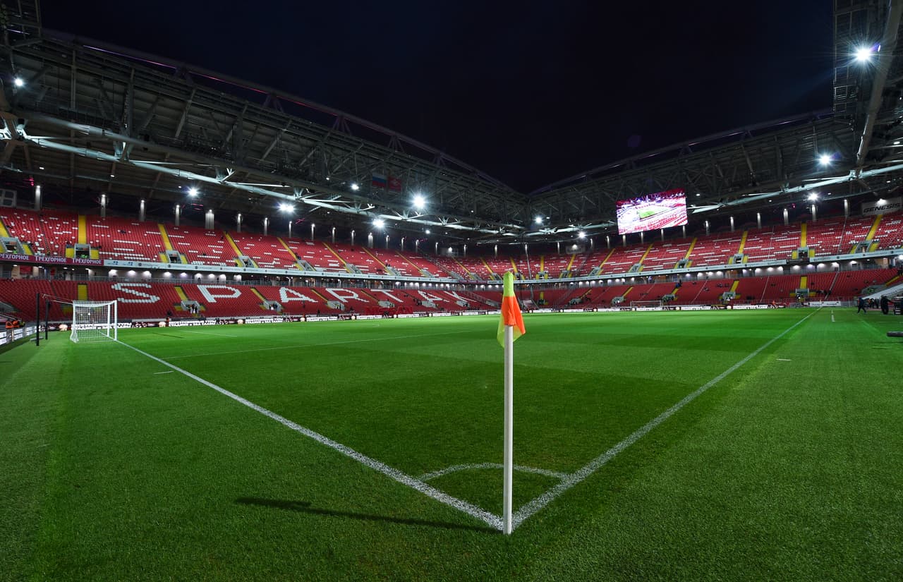 Sin embargo, el primer juego oficial que se disputó fue por la Premier League rusa entre el Spartak y el Torpedo Moscú que terminó 3-1 a favor de los locales que contaron el apoyo de 36,058 aficionados.