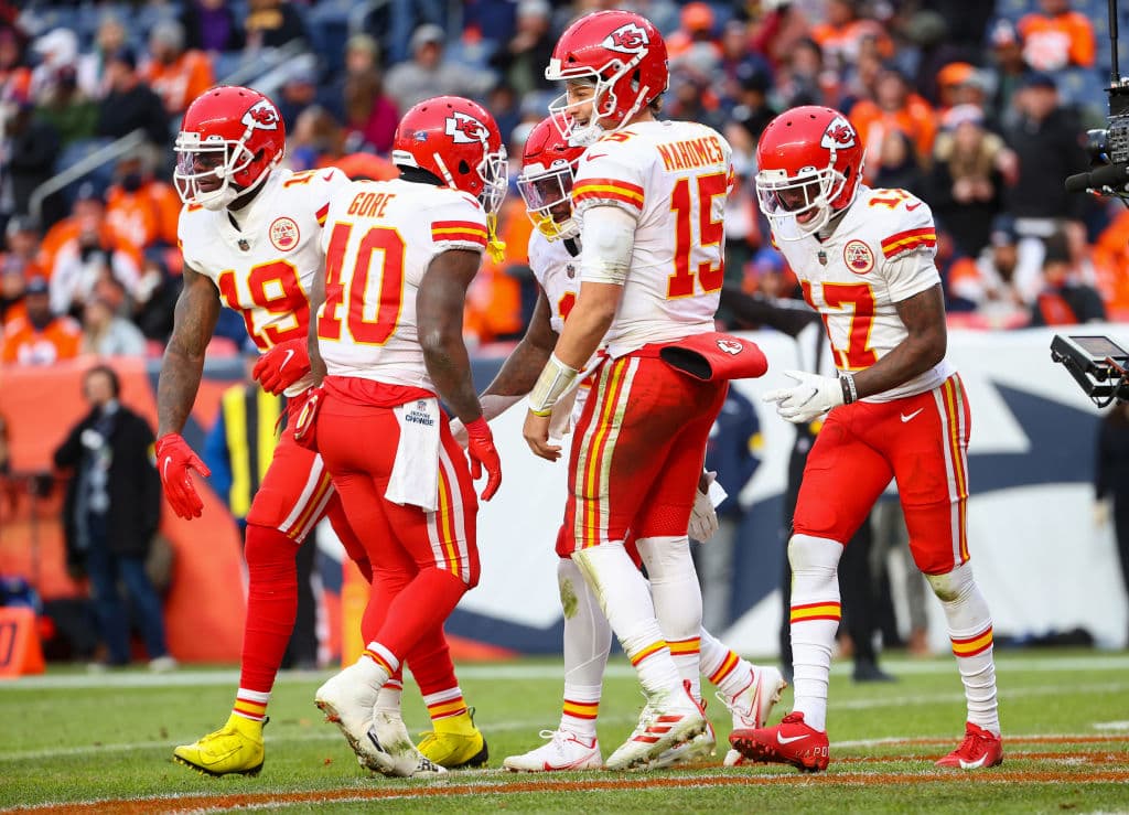 Los Chiefs vienen de atrás para vencer 28-24 a los Denver Broncos y aseguran su liderato de la Conferencia Nacional.