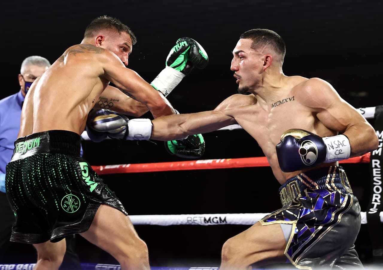 La pelea se hacía complicada, ambos estaban castigados, pero el combate no terminaba de explotar.