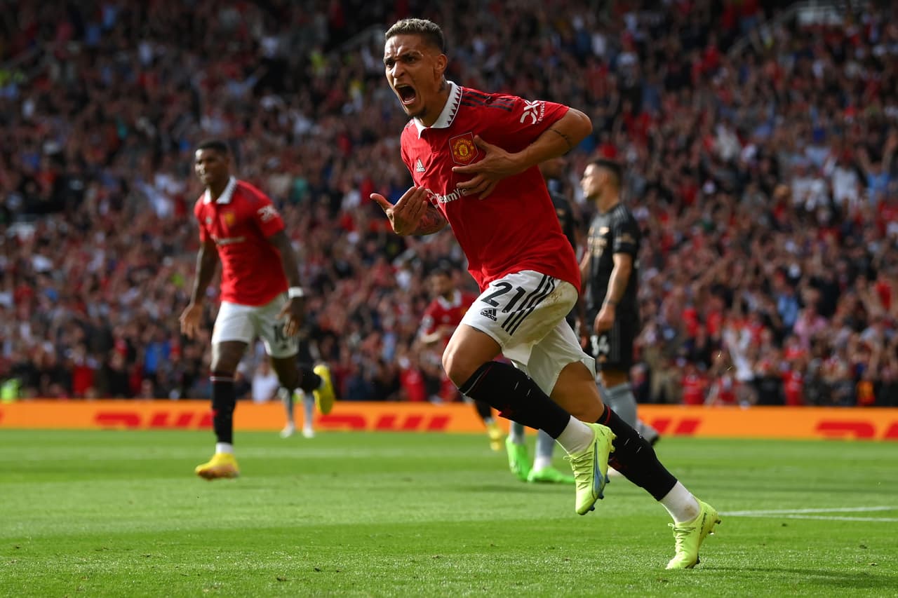 Manchester United venció al Arsenal con un doblete de Marcus Raschord y otro tanto de Antony, quien tuvo así un debut de ensueño.