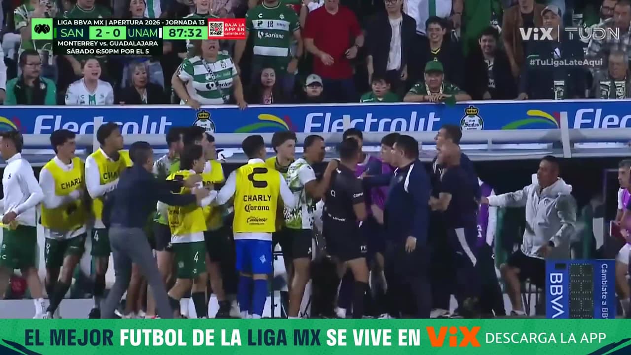 ¡Se pudrió todo! Las bancas de Santos y Pumas se van a los empujones y vuelan tarjetas rojas