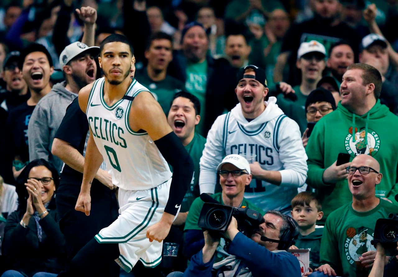 En el Boston-Milwaukee se dieron dos debuts, uno por equipo. Jayson Tatum debutó con los Celtics en playoffs con 44 minutos, 19 puntos, 10 rebotes y cuatro asistencias.
<br>