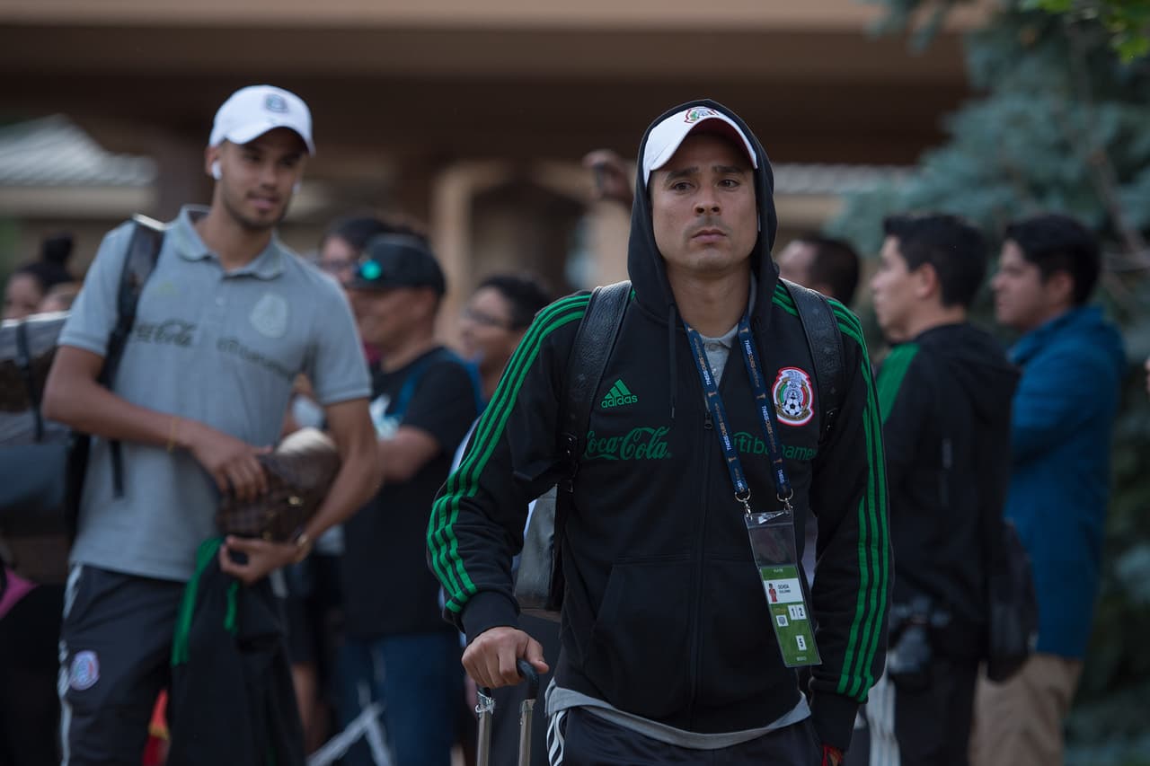 Los integrantes de la Selección Mexicana de Fútbol y su cuerpo técnico arribaron a la ciudad de Denver, Colorado, donde este miércoles entrante sostendrán su segundo duelo de la Copa Oro 2019 ante la representación de Canadá en Invesco Field, la casa de los Denver Broncos. Una gran cantidad de aficionados esperaron largo rato para ver el arribo de los jugadores del Tricolor y pedirles la foto o el autógrafo, y manifestarles el apoyo de cara a su siguiente compromiso del torneo.