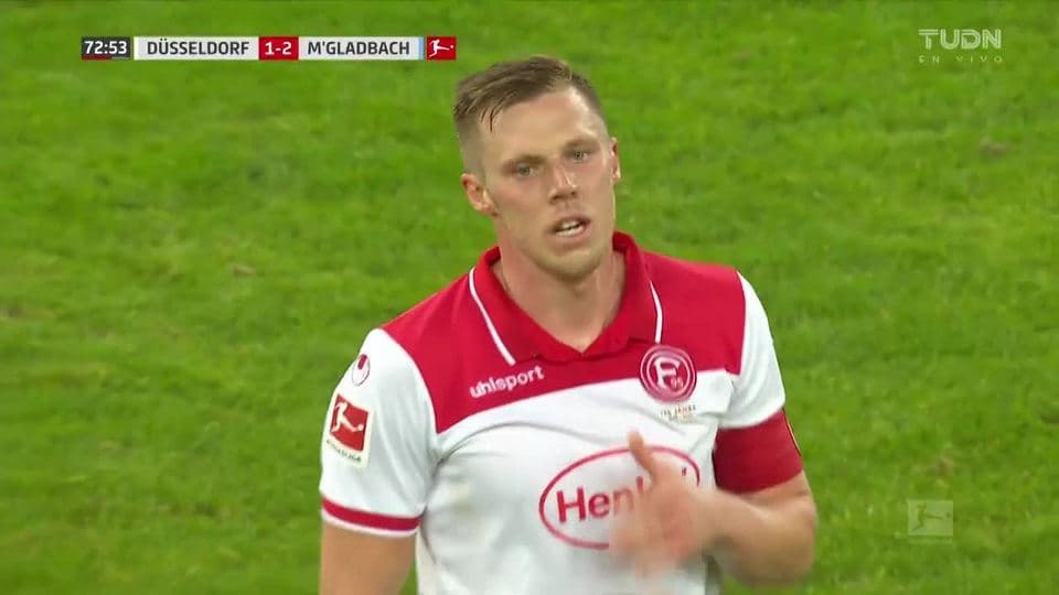 Tiro desviado de Rouwen Hennings