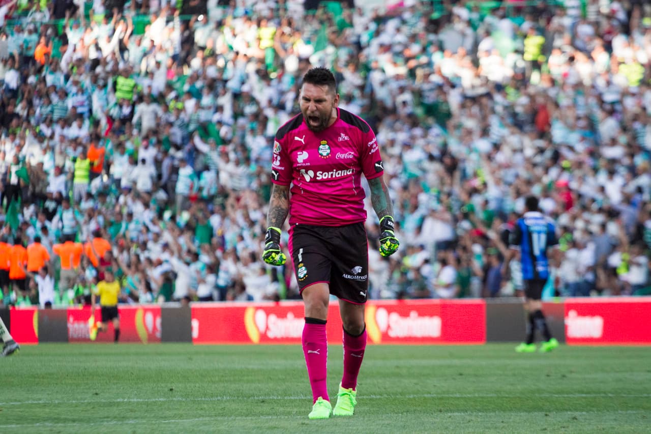 Jonathan Orozco festejó en grande la anotación de su equipo.