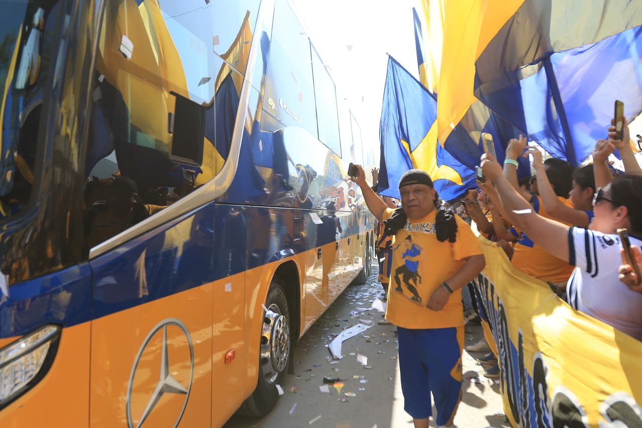 Así fue la llegada del autobús de los Felinos al estadio Universitario.
