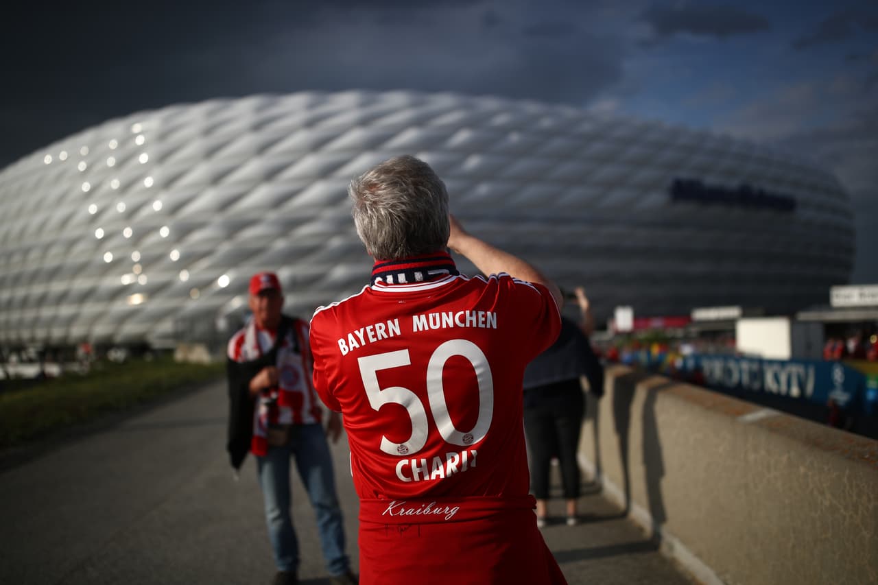 La fiesta de los fanáticos está vestida de color, alegría, compromiso y pasión en este duelo de ida de la semifinal de Championes League entre Bayern Munich y Real Madrid en Alemania.