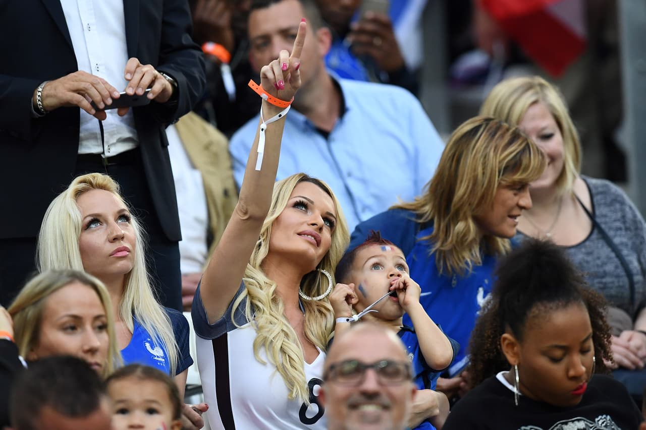 La esposa e hijo de Dimitri Payet, el autor del segundo gol de Francia.