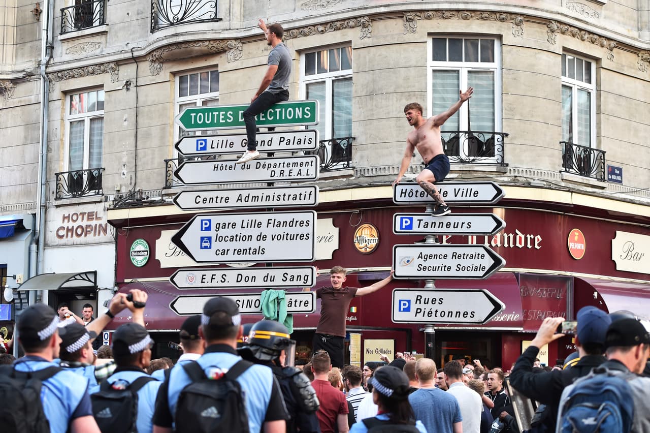 En el centro de Lille algunos aficionados se treparon a las señales de tránsito.
