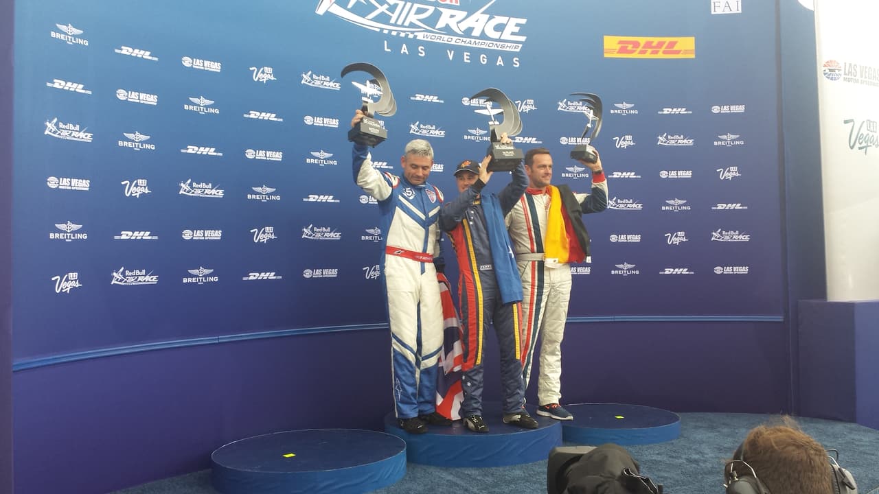 El británico Paul Bonhomme se proclamó campeón en el Red Bull Air Race en Las Vegas Nevada, así fue la entrega del trofeo.