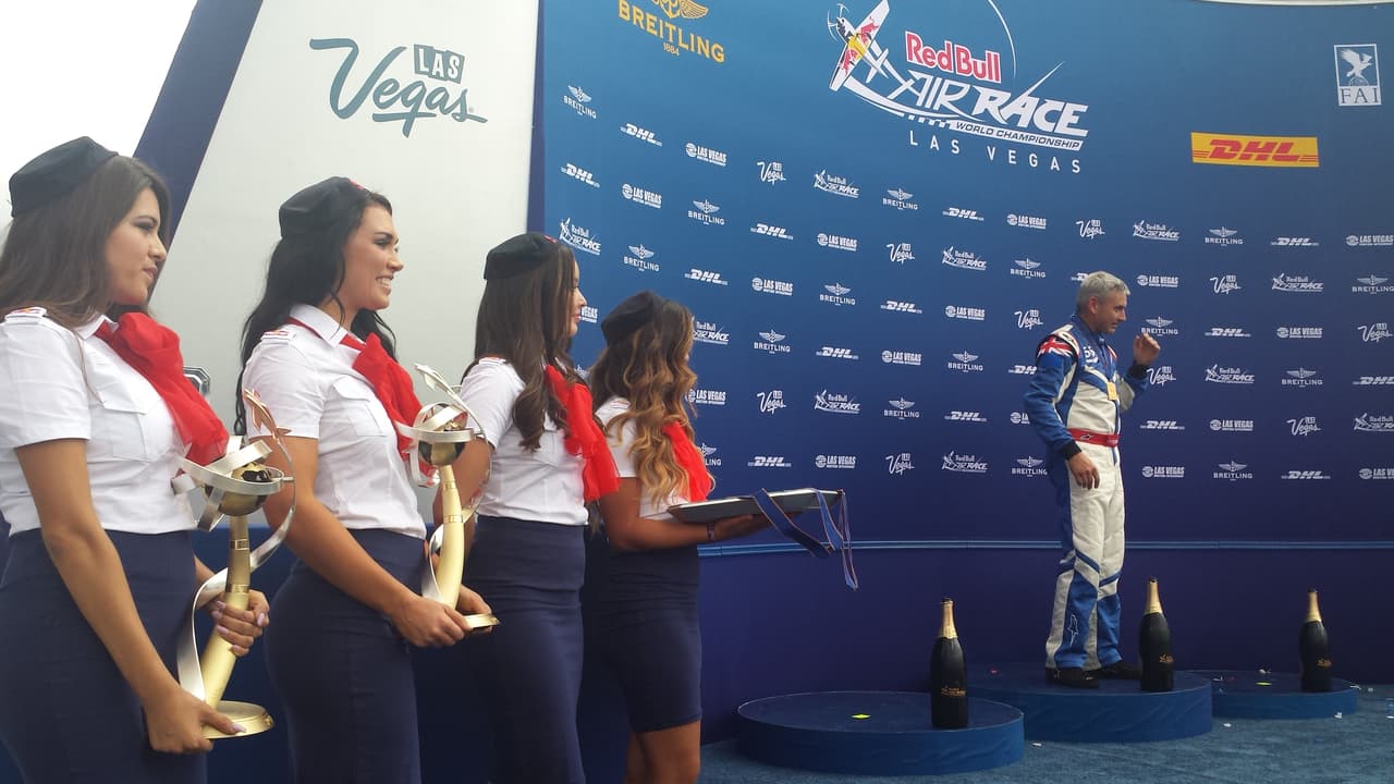 El británico Paul Bonhomme se proclamó campeón en el Red Bull Air Race en Las Vegas Nevada, así fue la entrega del trofeo.