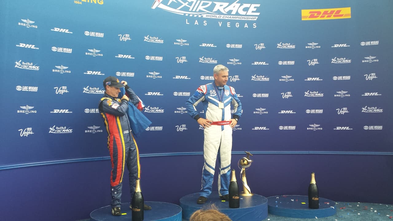 El británico Paul Bonhomme se proclamó campeón en el Red Bull Air Race en Las Vegas Nevada, así fue la entrega del trofeo.
