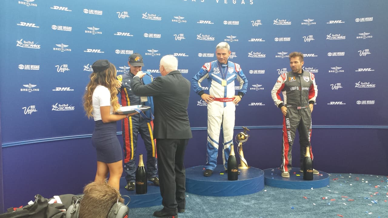 El británico Paul Bonhomme se proclamó campeón en el Red Bull Air Race en Las Vegas Nevada, así fue la entrega del trofeo.