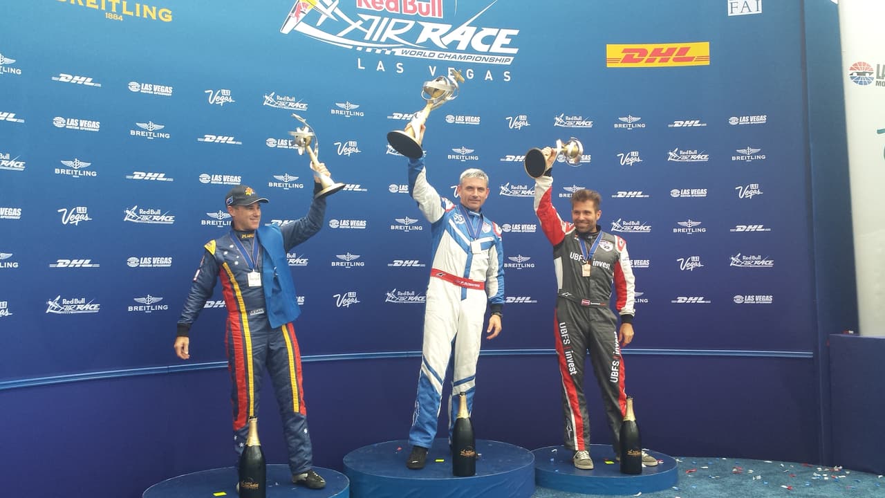 El británico Paul Bonhomme se proclamó campeón en el Red Bull Air Race en Las Vegas Nevada, así fue la entrega del trofeo.