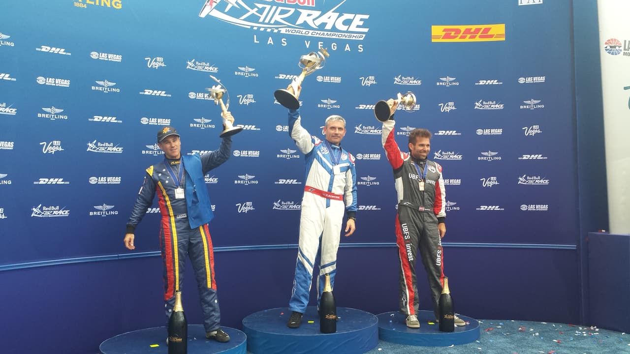 El británico Paul Bonhomme se proclamó campeón en el Red Bull Air Race en Las Vegas Nevada, así fue la entrega del trofeo.