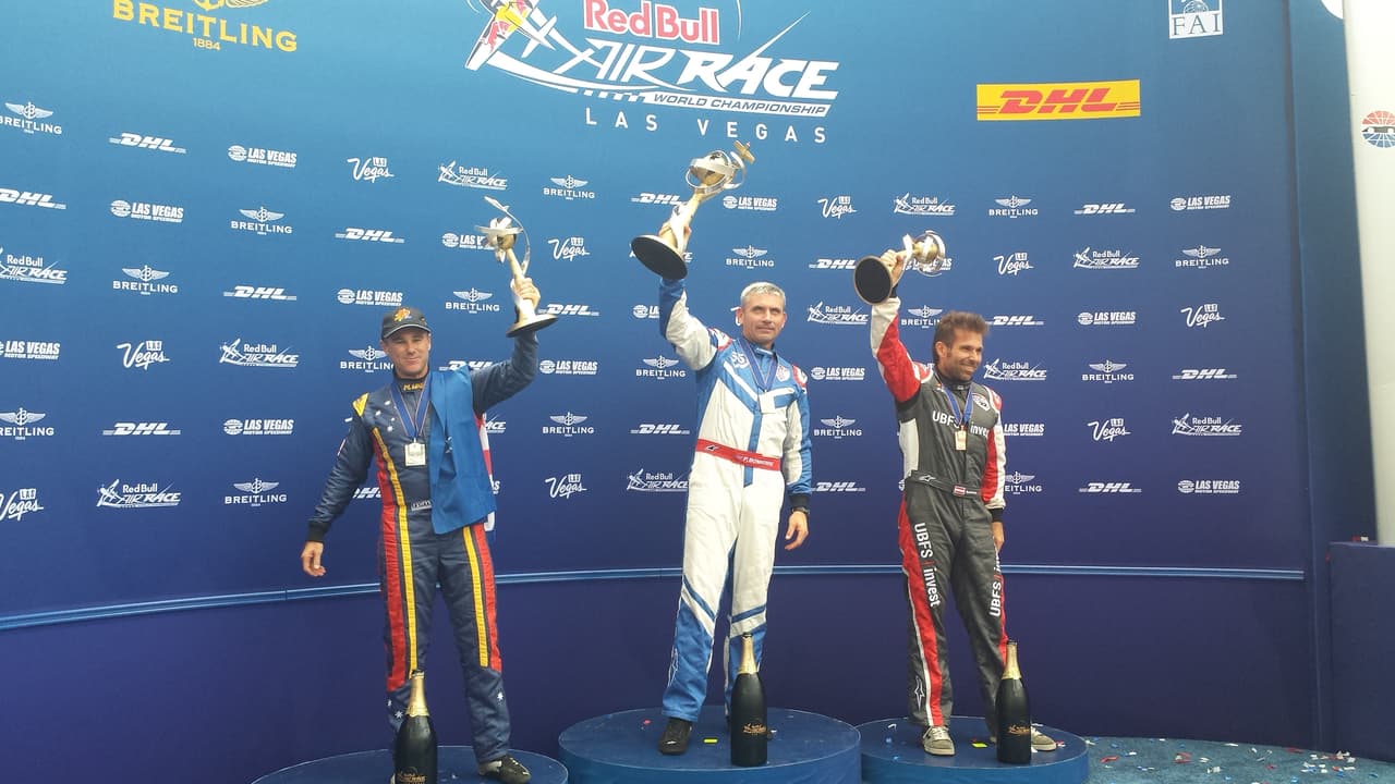 El británico Paul Bonhomme se proclamó campeón en el Red Bull Air Race en Las Vegas Nevada, así fue la entrega del trofeo.