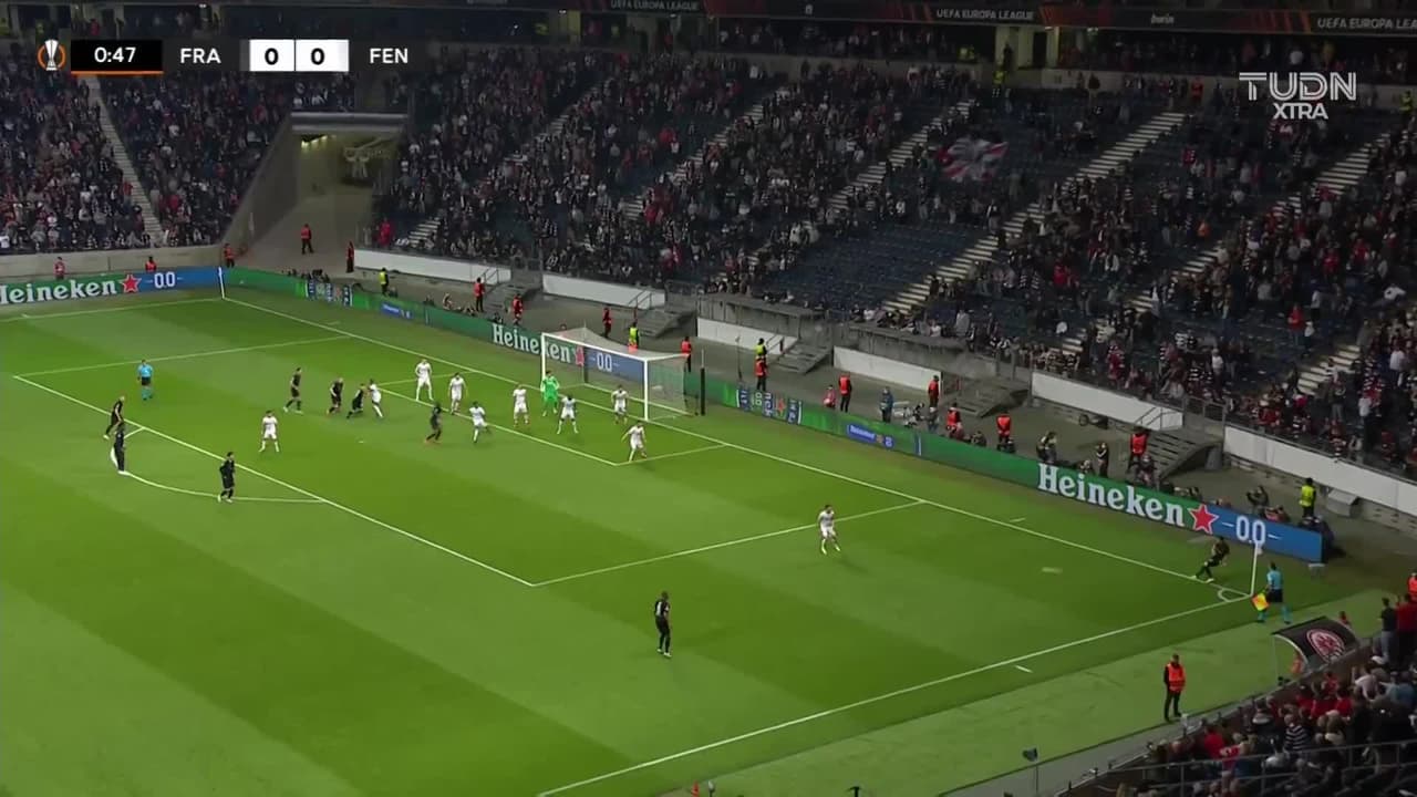 ¡TIRO ATAJADO! disparo por Diego Rossi.