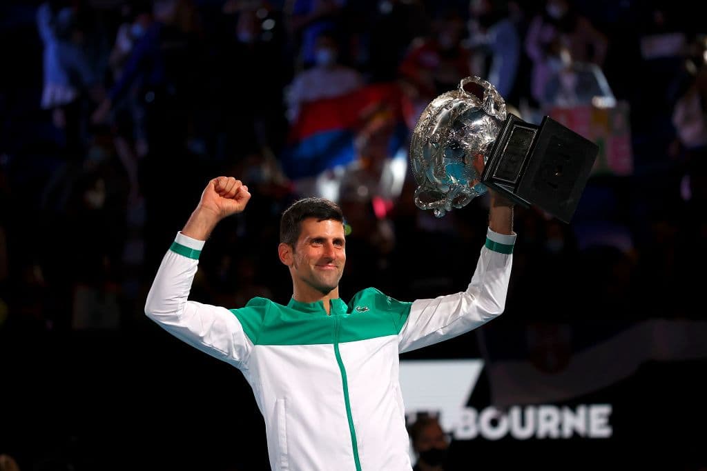 El serbio Novak Djokovic fulminó al ruso Daniil Medvedev al vencerle por 7-5, 6-2 y 6-2, en una final espectacular y demasiado corta, para levantar su noveno título del Australian Open y el tercero de forma consecutiva.