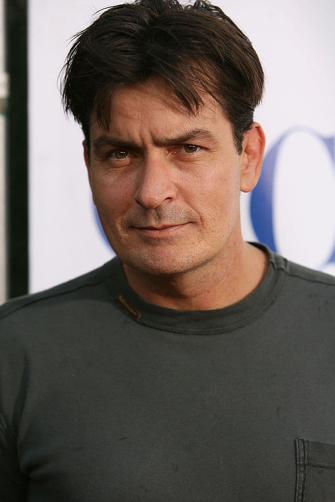 Scary Movie 3 (2003) - Todo comienza cuando la errante reportera Cindy Campbell parte a buscar una noticia dura en el mundo de la televisión.
<br>