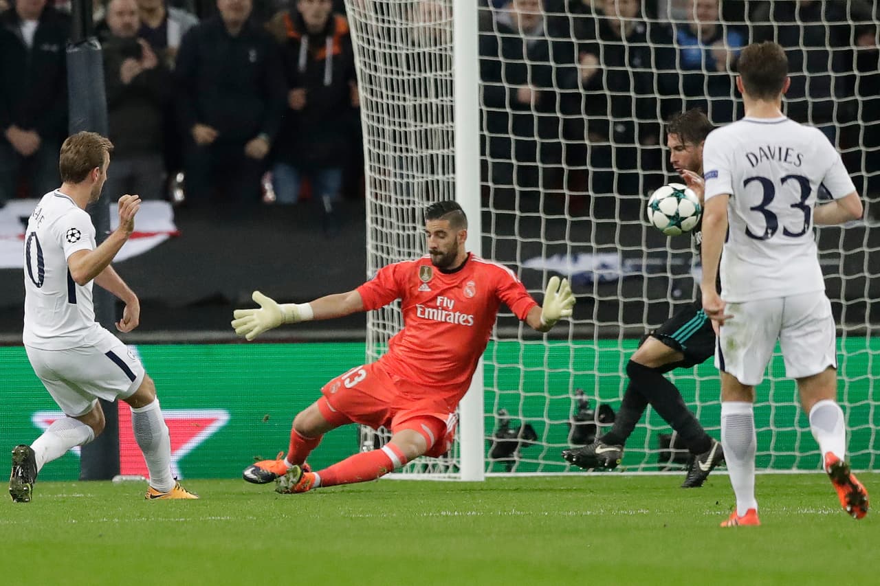 Una polémica, antes de acabar la primera parte, fue esta mano de Sergio Ramos en el área. Todo el estadio pidió el penal, pero el juez central la dejó pasar.