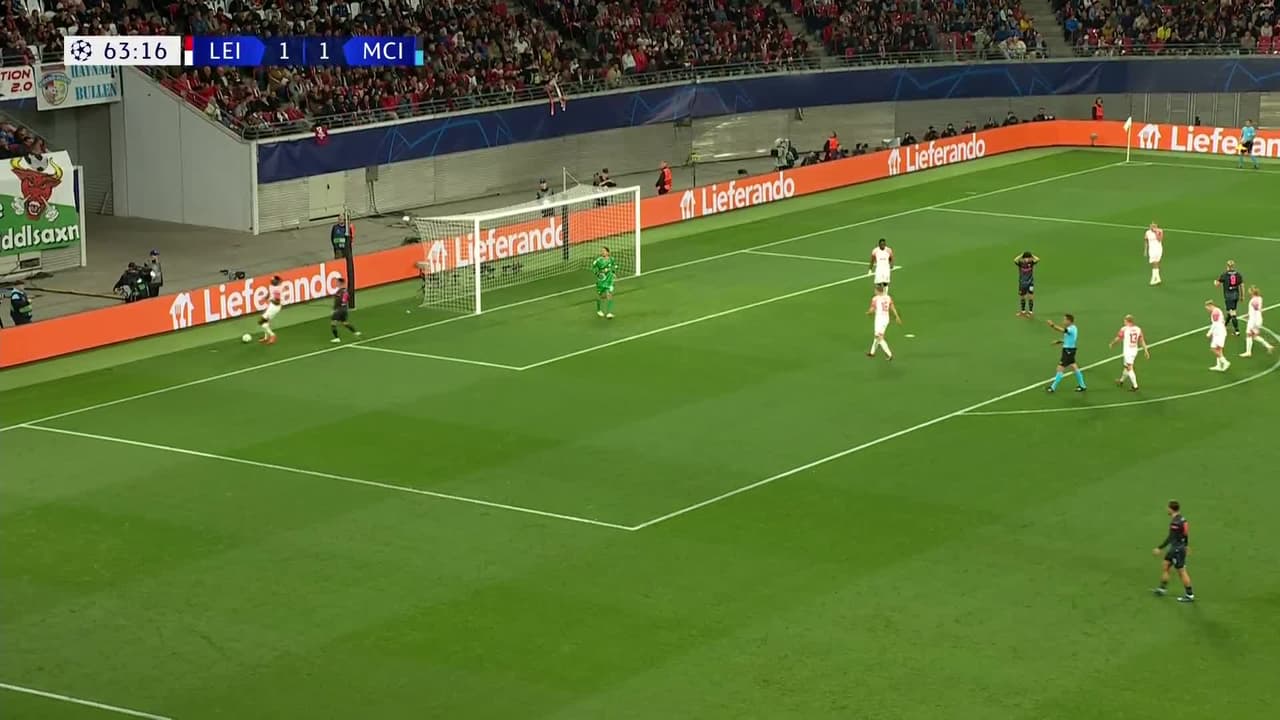 ¡TIRO ATAJADO! disparo por Erling Haaland.