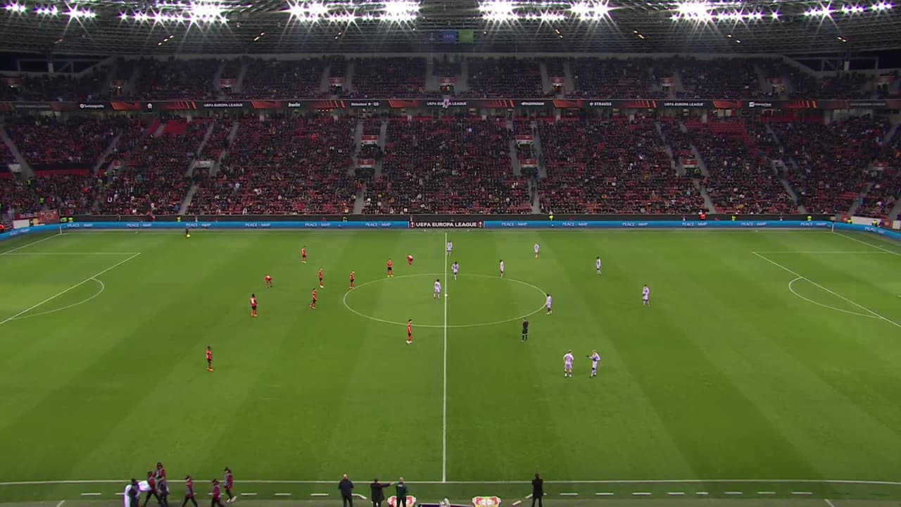 Arranca el partido y la pelota está en juego.