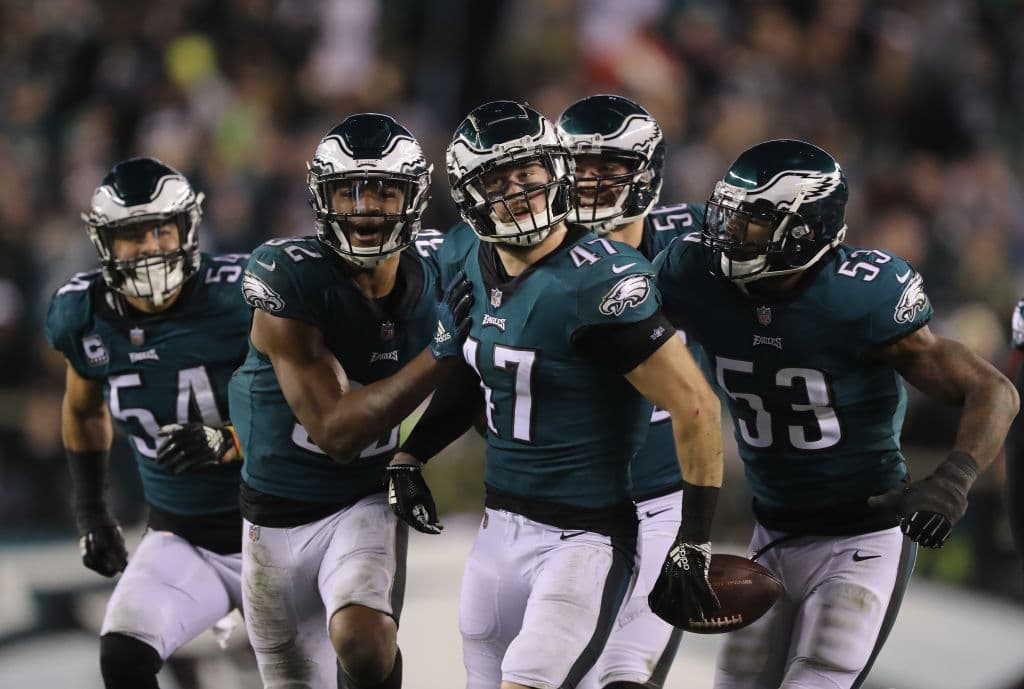 Los Philadelphia Eagles se vuelven a meter de lleno en la pelea por un boleto a los Playoffs, luego de imponerse en duelo interdivisional a los Washington Redskins 28-13 en Lincoln Financial Field.