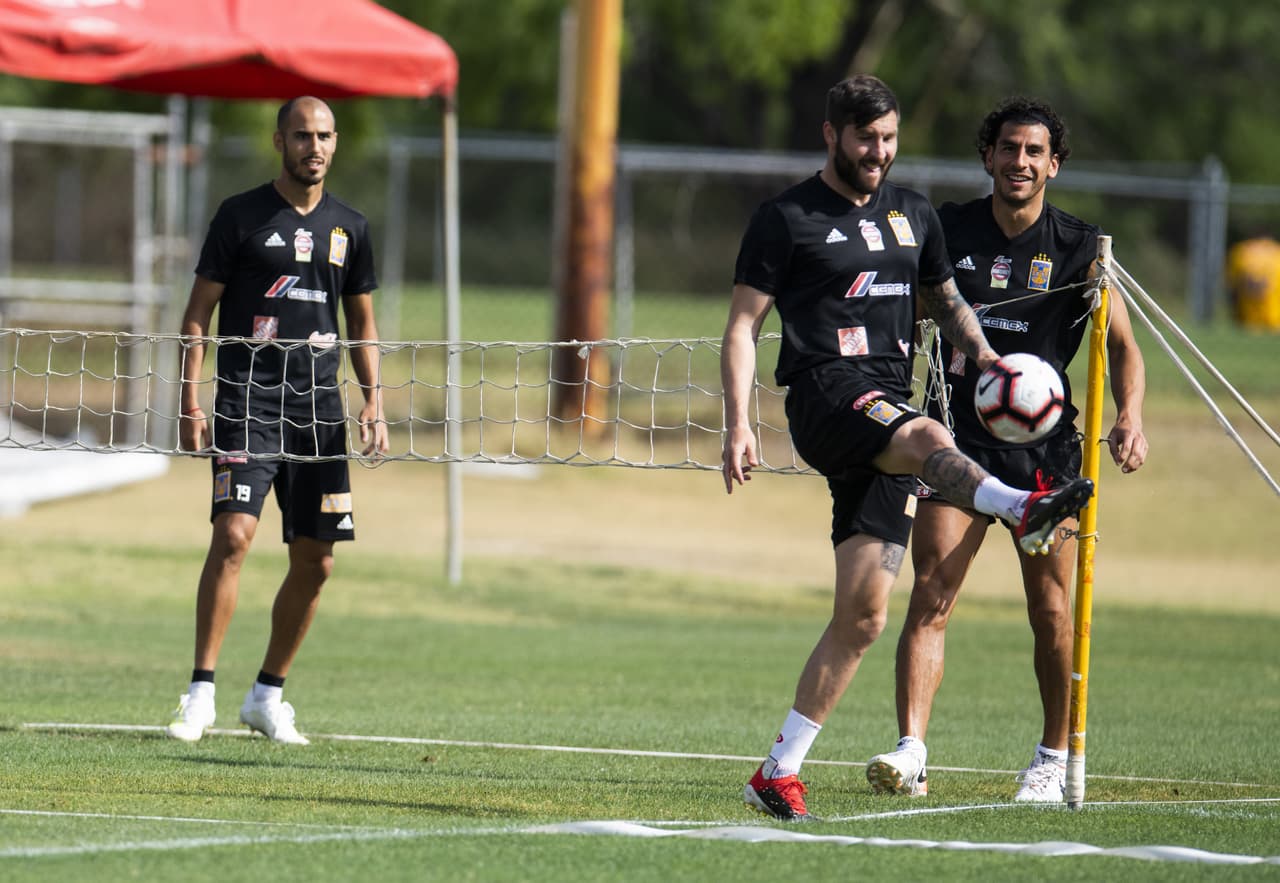 Tigres UANL ajusta detalles para el juego de ida de la Final de la Concacaf Champions League en un duelo contra Monterrey, su gran rival, frente al que busca su primer título internacional.