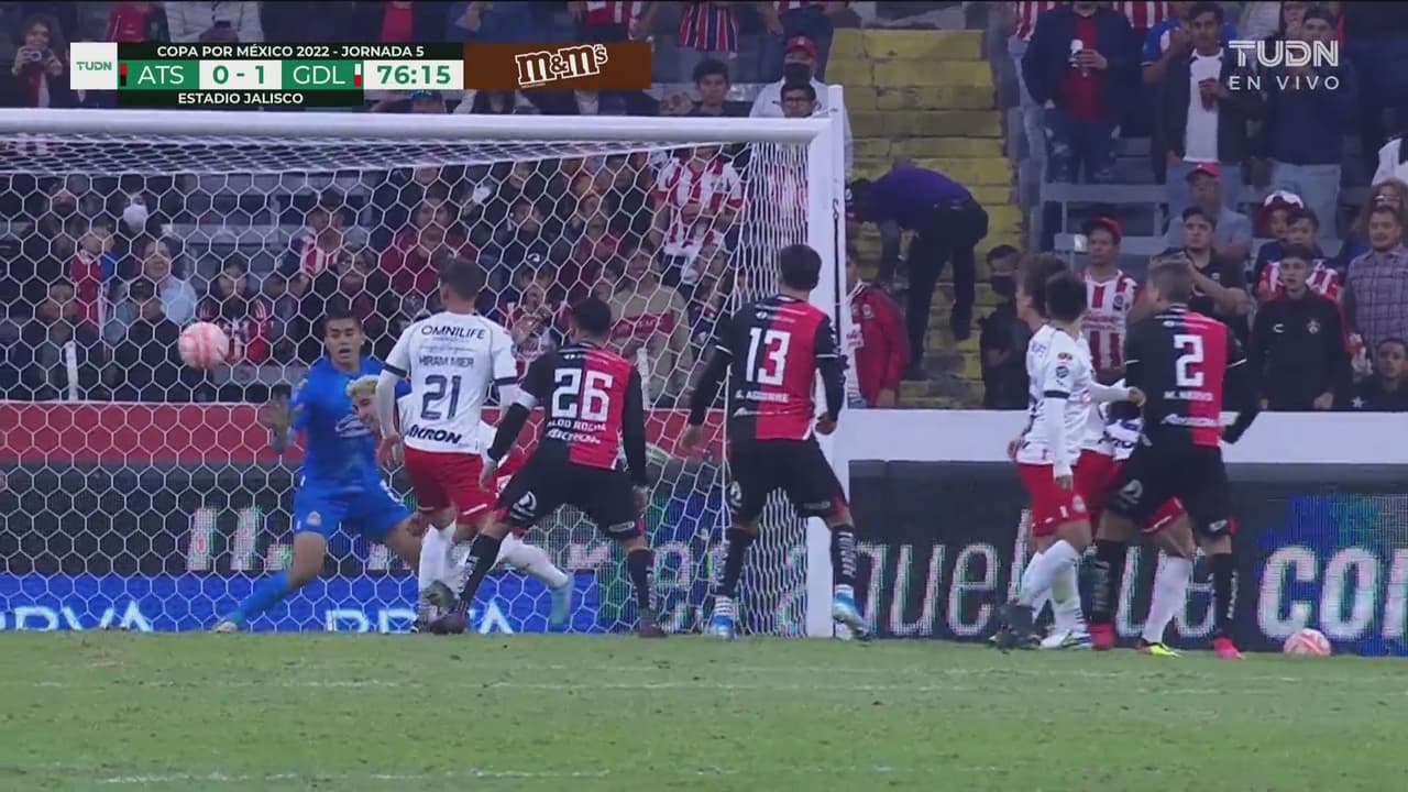 ¡Salva en la línea! Chicote evita el gol a remate de Nervo