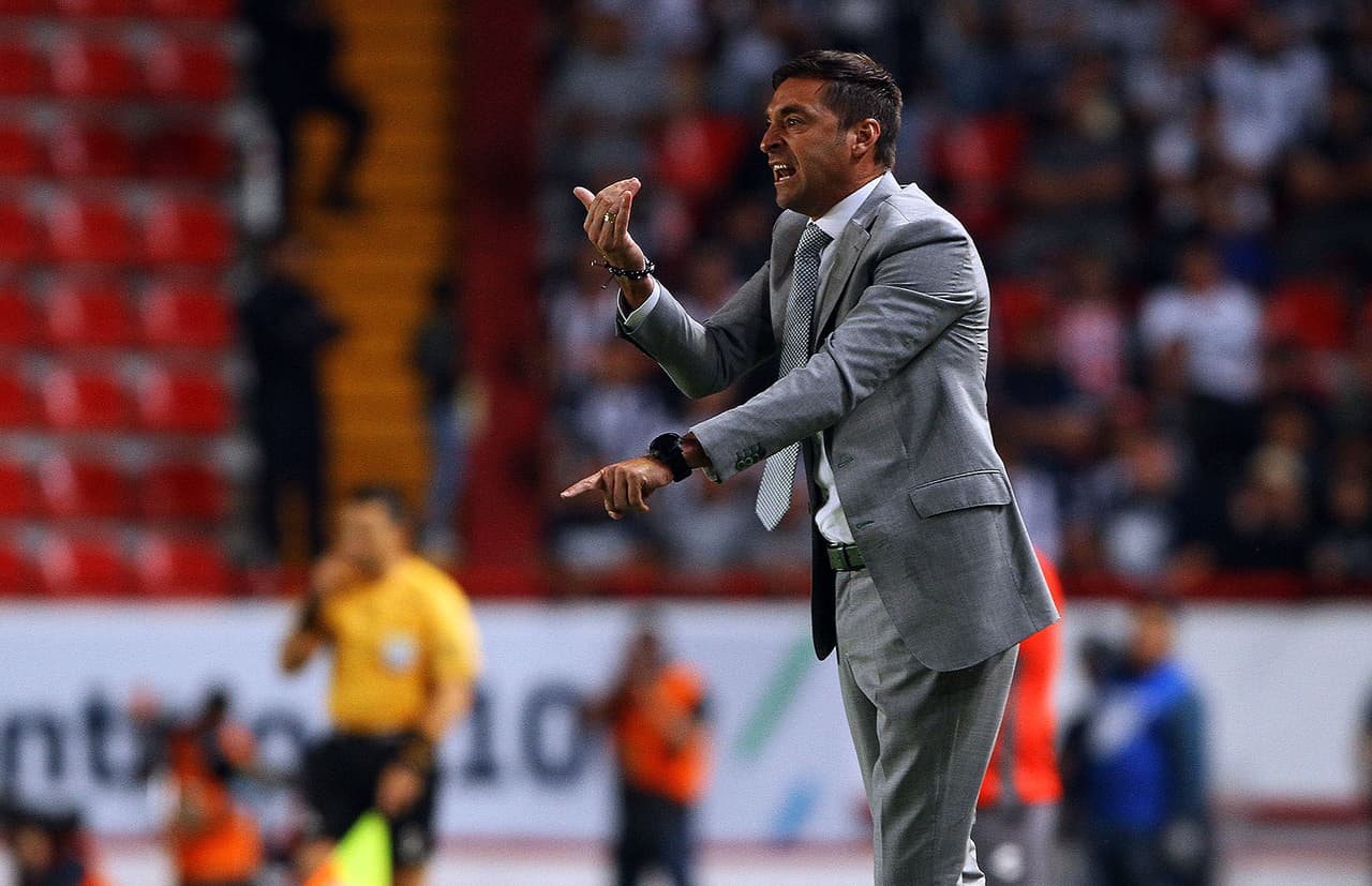 Diego Alonso mostró gran intensidad en el banquillo de Rayados y reclamó constantemente las jugadas.