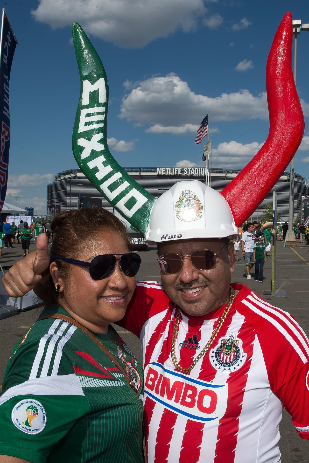 Cuernos, máscaras de lucha libre, maquillaje, banderas y disfraces fue sólo un poco del folclor vivido durante el partido amistoso del Tri.