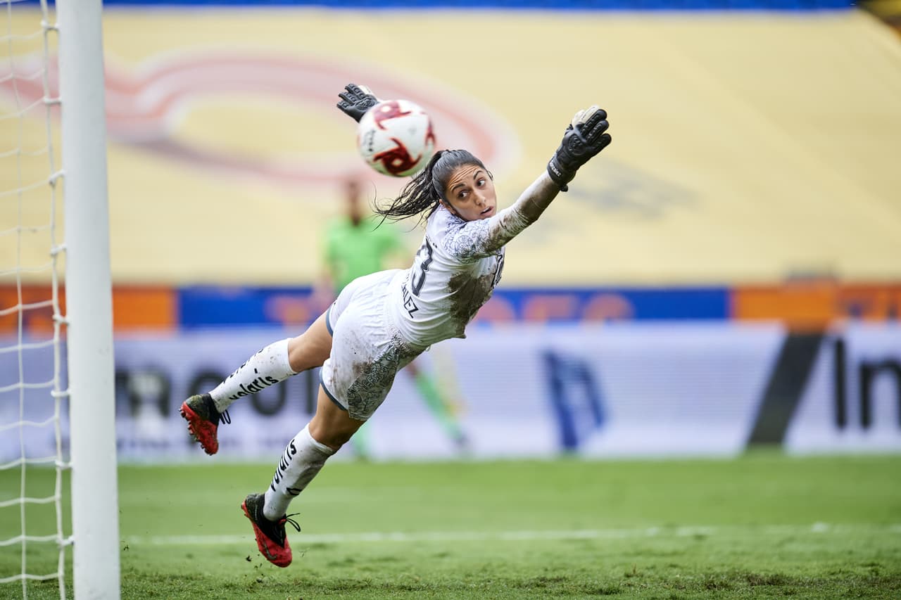 Gonzalez ve pasar el balón hacia la portería.